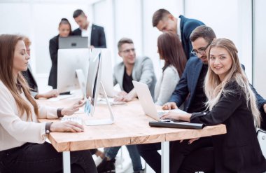 Genç iş adamları modern bir ofiste çalışıyorlar.