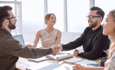 Genç iş adamları modern bir ofiste çalışıyorlar.