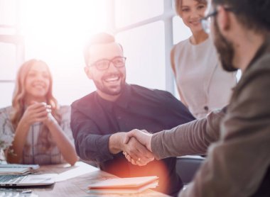 Ofisteki iş ortaklarının el sıkışmalarının arkaplan resmi