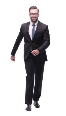 Kendine güvenen genç iş adamı ilerliyor. beyaz üzerine izole