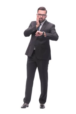 Tam boy. Yönetici işadamı kol saatine bakıyor.