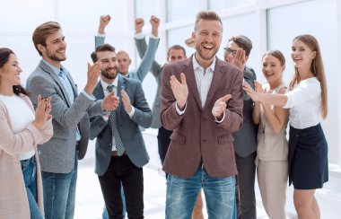 Yaratıcı genç iş adamlarından oluşan mutlu bir grup alkışlıyor