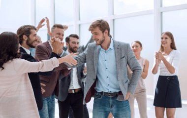 Genç iş adamı meslektaşlarının tebriklerini kabul ediyor. .