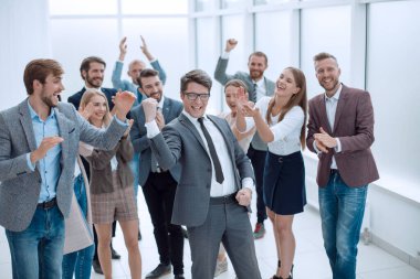 Başarılı iş adamları liderlerini tebrik ediyor. başarı kavramı