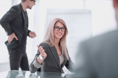 Kapat. İş ortağı ile iş görüşmesi yapan bir kadın..