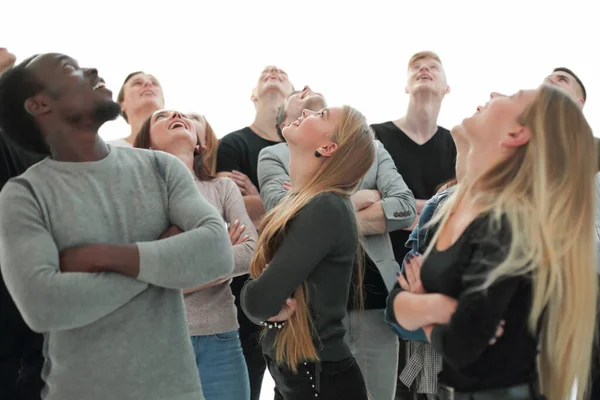 Grote groep diverse jongeren die ergens opzoek zijn — Stockfoto