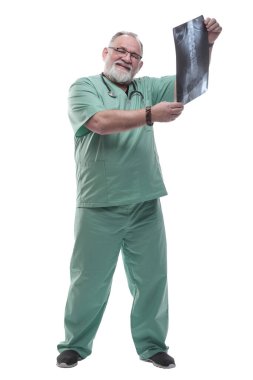 Tam gelişim. Deneyimli bir doktor hastanın röntgenine bakıyor.