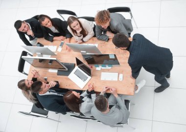 Üst Manzara. Proje Yöneticisi iş ekibiyle toplantıda..