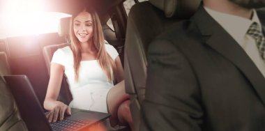 İdari işkadını dizüstü bilgisayarında çalışıyor..