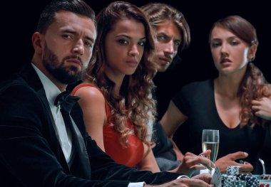 Kumarhanede poker oynayan bir grup insanın yan görünüşü