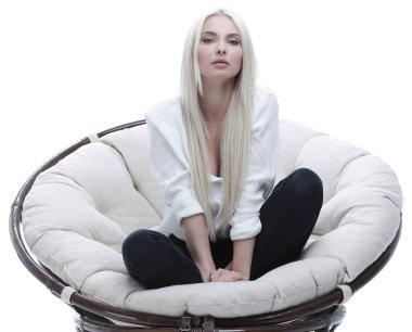 Kanepede rahat bir şekilde oturan güzel bir genç kadın.