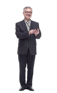 Akıllı telefonlu yaşlı bir adam gülümsüyor. bir beyaz üzerinde izole