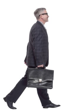 Çantası olan kendine güvenen bir adam öne doğru yürüyor. bir beyaz üzerinde izole