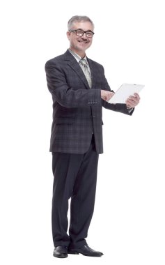 Dijital tablet kullanan gülümseyen bir adam. bir beyaz üzerinde izole