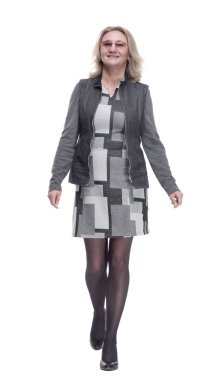 İleriye doğru adım atan mutlu genç bir kadın. bir beyaz üzerinde izole