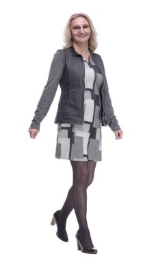 İleriye doğru adım atan mutlu genç bir kadın. bir beyaz üzerinde izole