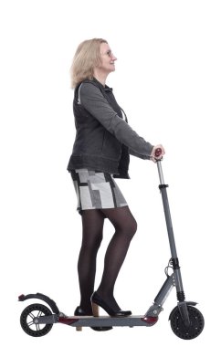 Yan görünüş. Elektrikli scooter 'ı olan modern genç bir kadın..