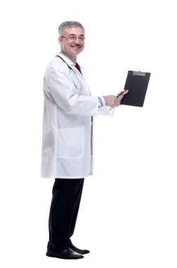 Gülümseyen doktor panodaki boşluğu işaret ediyor..