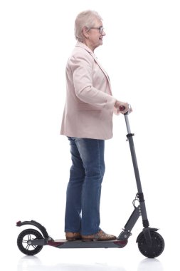 Yan görünüş. Elektrikli scooterlı modern yaşlı kadın.