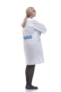 Yan görünüş. Dost canlısı bayan doktor kameraya bakıyor.