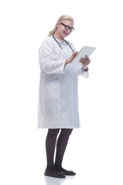 Yan görünüş. Ciddi bir doktor panoda notlar okuyor.