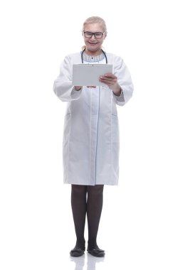 Yan görünüş. Ciddi bir doktor panoda notlar okuyor.