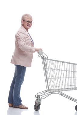 Yan görünüş. Alışveriş arabalı mutlu yetişkin kadın.