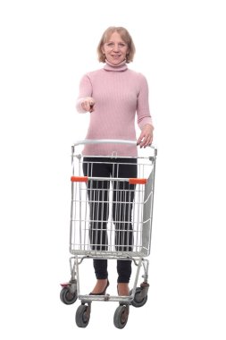 Alışveriş arabalı çekici sarışın kadın.