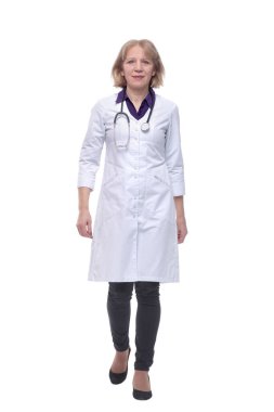 Kadın doktor kameraya doğru gülümsüyor.