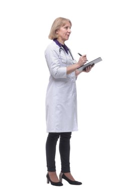 Mutlu gülümseyen kadın doktor panoya yazı yazıyor.