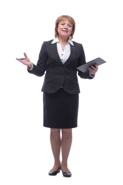 Üst düzey stil sahibi iş kadını beyaz panoya izole edilmiş bir şekilde yazıyor.