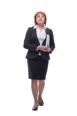 Siyah takım elbiseli yetişkin bir kadın elinde kağıtlarla, beyazlar içinde soyutlanmış.