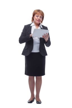 Tablet bilgisayarlı gülümseyen iş kadınının ön görüntüsü