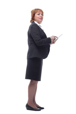 Tablet tutan yaşlı kadının profil görünümü ve tatmin olmuş bir yüzle ekrana bakışı