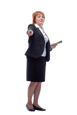 Siyah takım elbiseli mutlu iş kadını elinde para tutuyor.