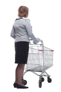 Alışveriş arabasını iten bir kadının arka görüntüsü
