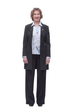 Kendinden emin gülümseyen yaşlı kadın kameraya bakıyor.