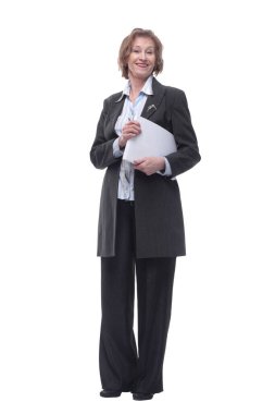 Siyah ceketli, orta yaşlı, güzel bir iş kadını elinde bir belge tutuyor.
