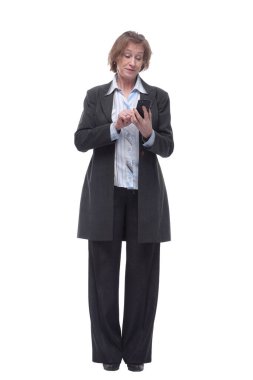 Akıllı telefonu olan mutlu bir son sınıf kadını. Beyaz arkaplanda izole.