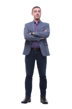 Beyaz bir arka planda kollarını kavuşturmuş gülümseyen iş adamı.