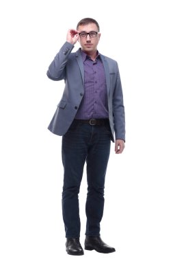 Neşeli gülümseyen genç işadamı gözlüklerine dokunuyor.