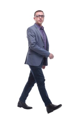 Kameranın önünde yürüyen mutlu iş adamı.