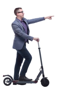 Beyaz arka plan üzerinde elektrik kullanan ve kullanan genç bir adamın yan görünümü