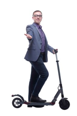 Tekmeleyen scooter 'a binen hoş bir adam.