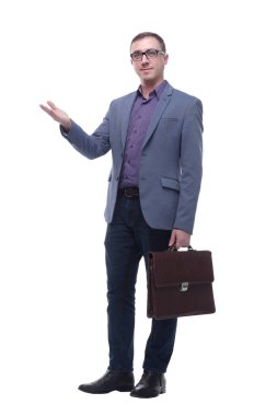 İş adamı evrak çantasını tam boy izole edilmiş beyaz arka planda tutuyor