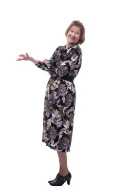 Şaşırmış yaşlı bayan kameraya gülümsüyor.