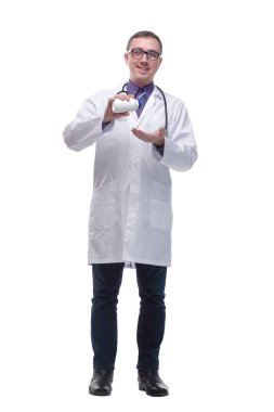 Doktor ya da eczacı elinde haplarla geziyor. Tıbbi bakım, eczane kavramı