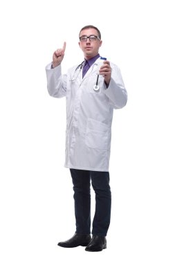 Üniformalı, steteskop ile kameraya haplı, kendinden emin bir erkek doktorun portresi.