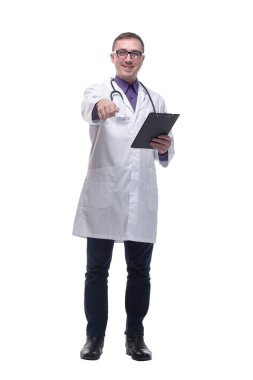 Mutlu gülümseyen doktor panoya yazıyor.