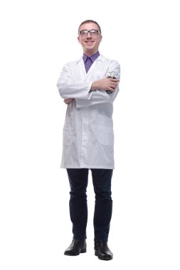 Kollarını kavuşturmuş kendine güvenen bir erkek doktorun portresi.